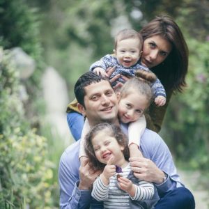 מורן ורועי לוי בתמונה משפחתית